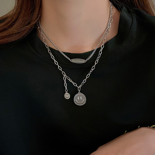 Titanium steel light luxury black love pendant necklace wholesale hot girl high-end niche design sweater chain personalized necklace