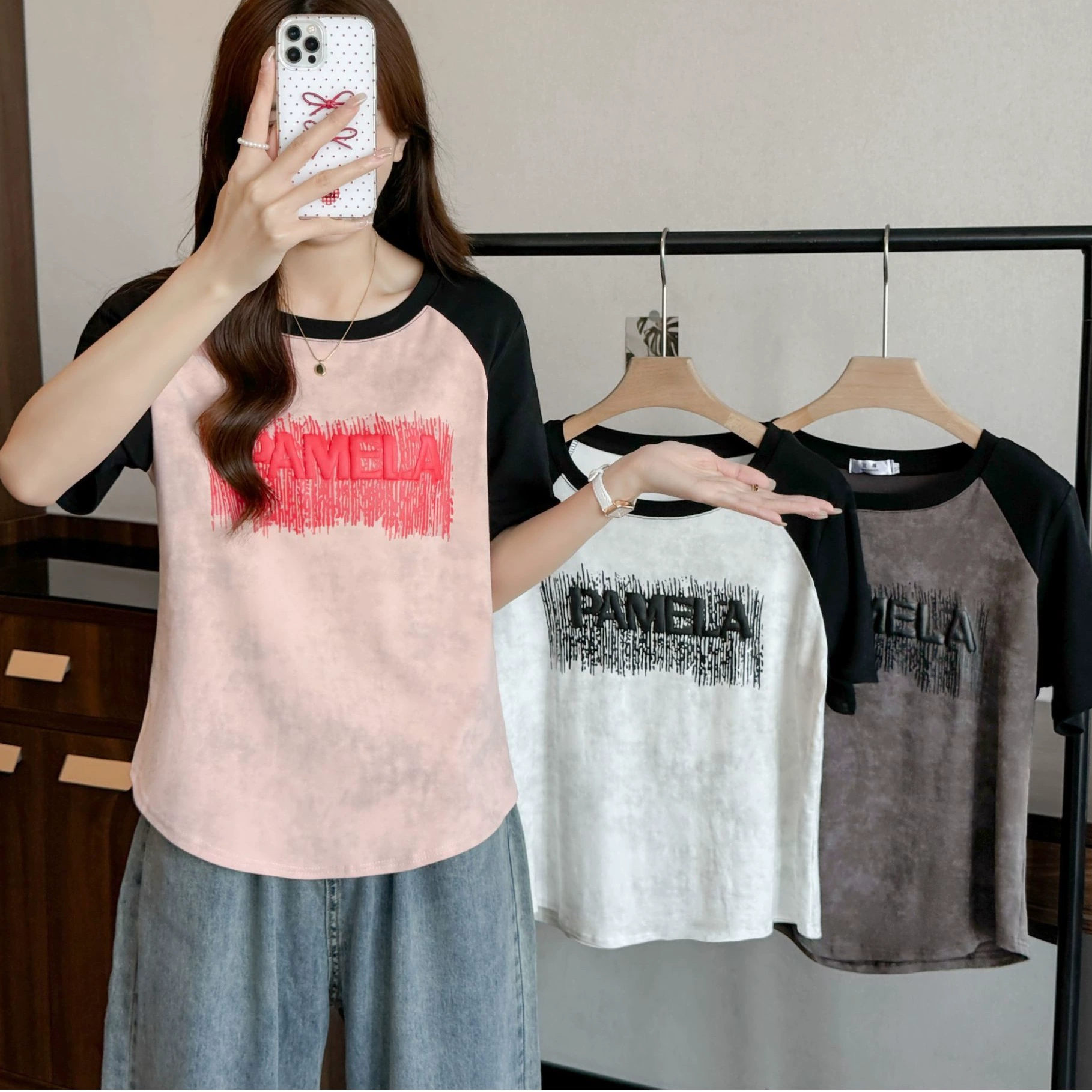 Женская рубашка с короткими рукавами и правым плечом для похудения и скрытия тела больших размеров, новый летний топ с круглым вырезом и принтом букв, соответствующий цвету