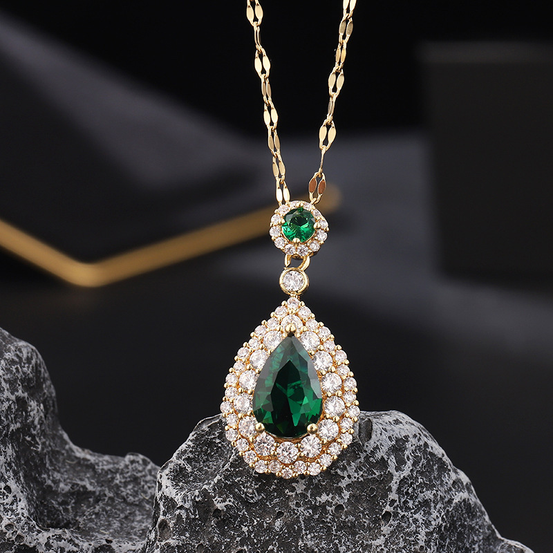 Halskette aus Titanstahl mit smaragdrotem Anhänger, farblos und modisch, vielseitiger Kragenkettenschmuck_voghion.com