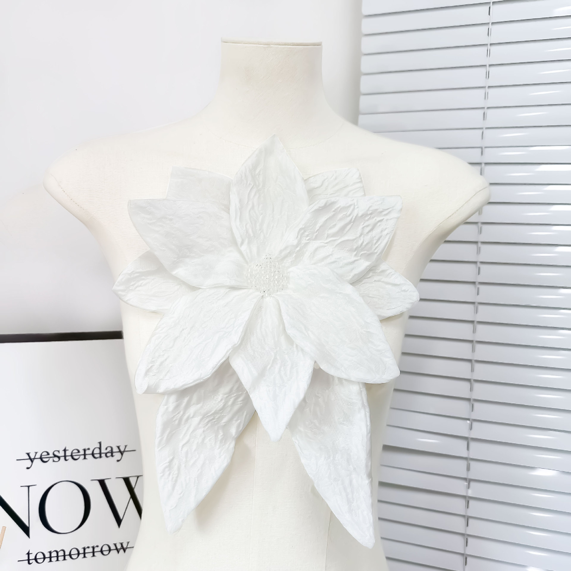 Venta al por mayor directa de vestidos plisados pequeños de nuevo estilo para mujer, con apliques florales grandes y accesorios de decoración para vestidos con cuentas DIY.