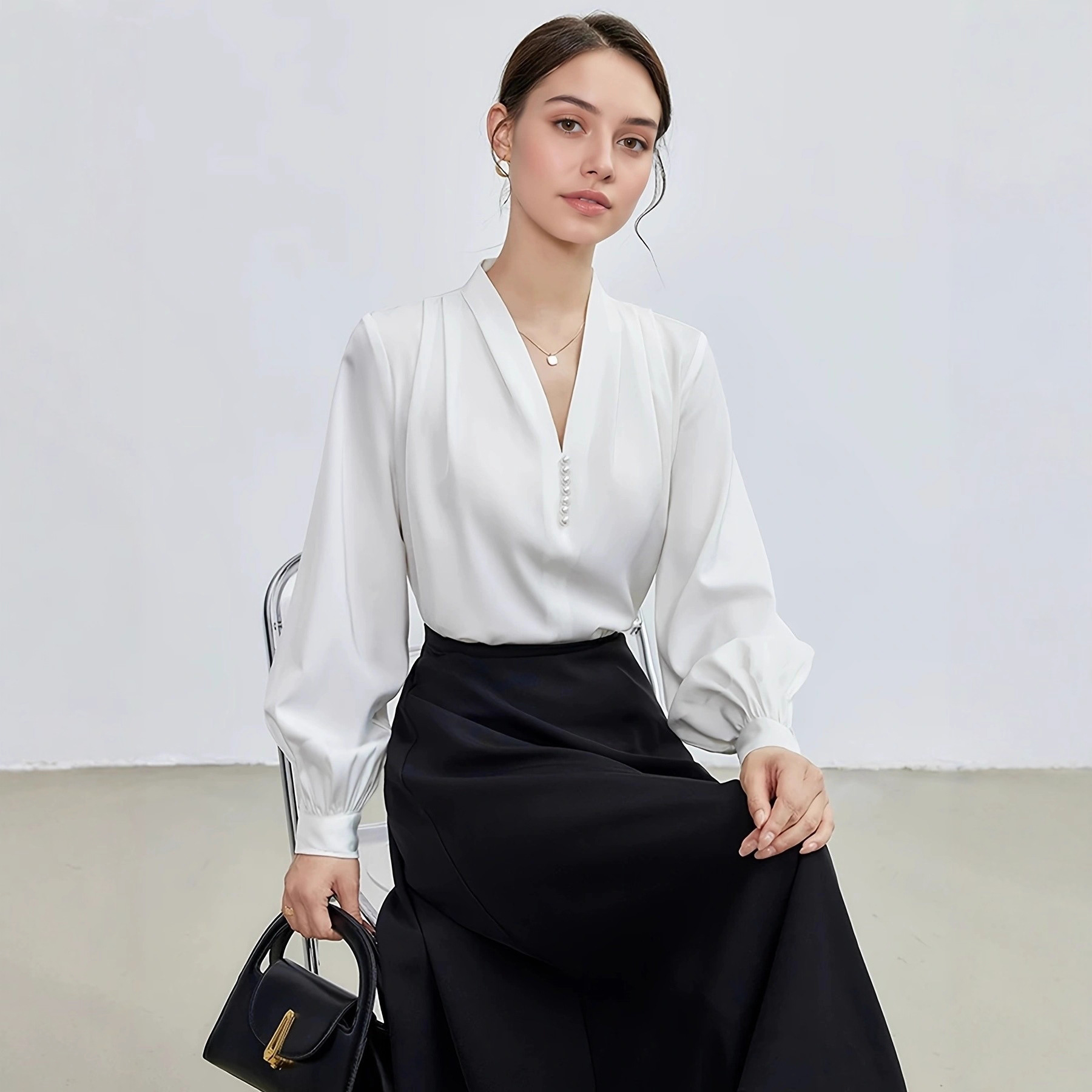职业V领珍珠长袖衬衫女 2025欧美女装新款气质通勤宽松打底上衣