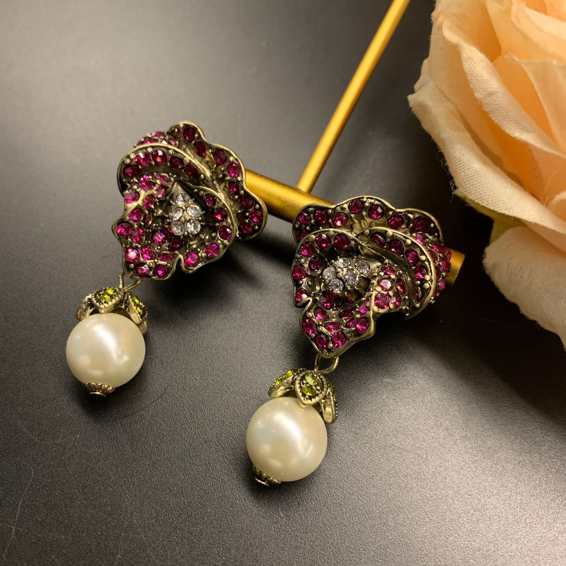 Europeo y Americano transfronterizo de comercio exterior de alta gama de diseño collar pendientes traje completo de diamantes con incrustaciones de perlas de imitación pendientes de la vendimia collar