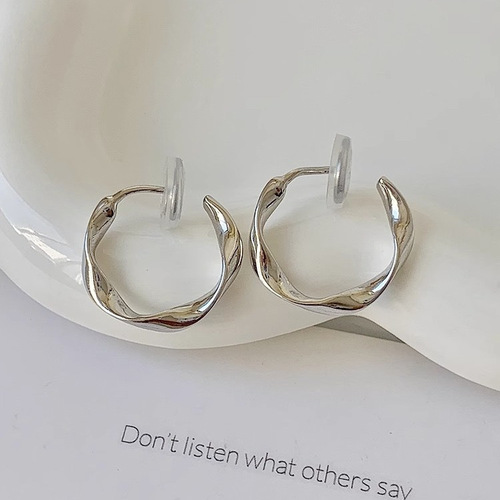 Vintage Pure Desire Style Ear Clips for Women without Piercing, New Round Circle Earrings with Elegant and Refined French Mosquito Disc Earrings