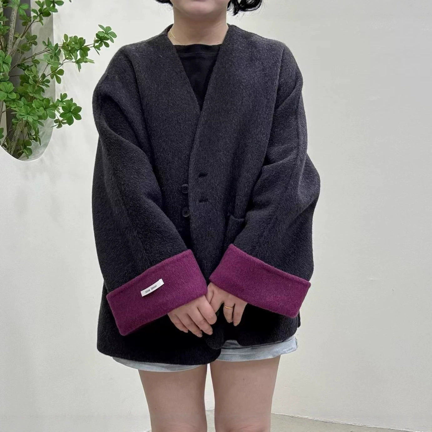 Двустороннее шерстяное пальто средней длины с V-образным вырезом, двухцветное, коллекция «Черная слива», осень-зима 2025 года.