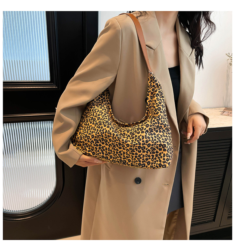 A new minimalist canvas bag with a large capacity in Korean fashion, a leopard print commuter single-shoulder crossbody bag undefined