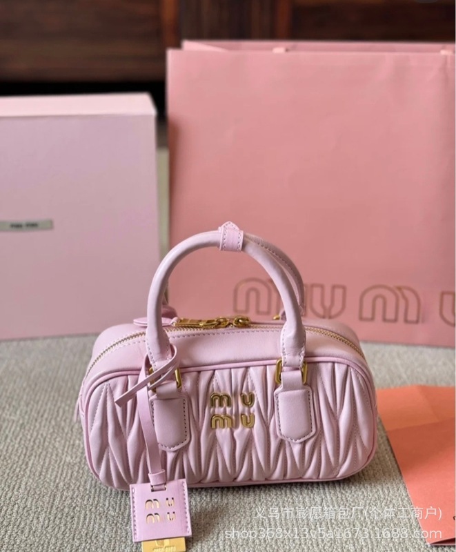 MIU 2025年モデル プリーツ加工羊革ボストンバッグ ボウリングバッグ レトロハンドバッグ ピローバッグ ショルダーバッグ クロスボディバッグ レディース|undefined