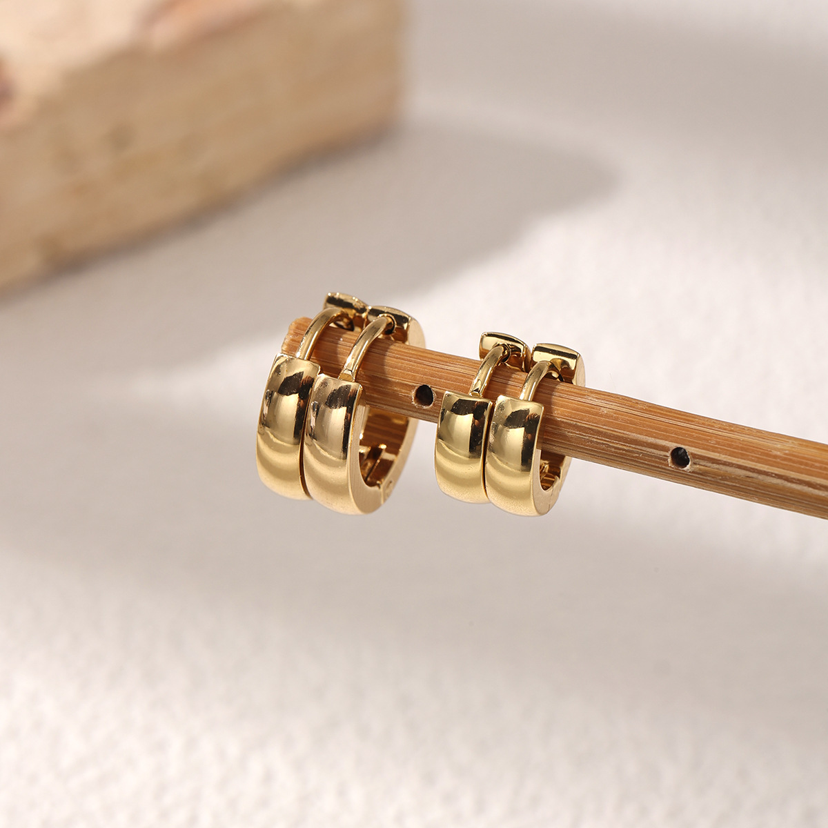 TENA Europa y los Estados Unidos de moda pendientes de acero inoxidable de alta calidad anillo de sensores geométricos joyas de hebilla de orejas joyas de acero de titanio transfronterizas image 5