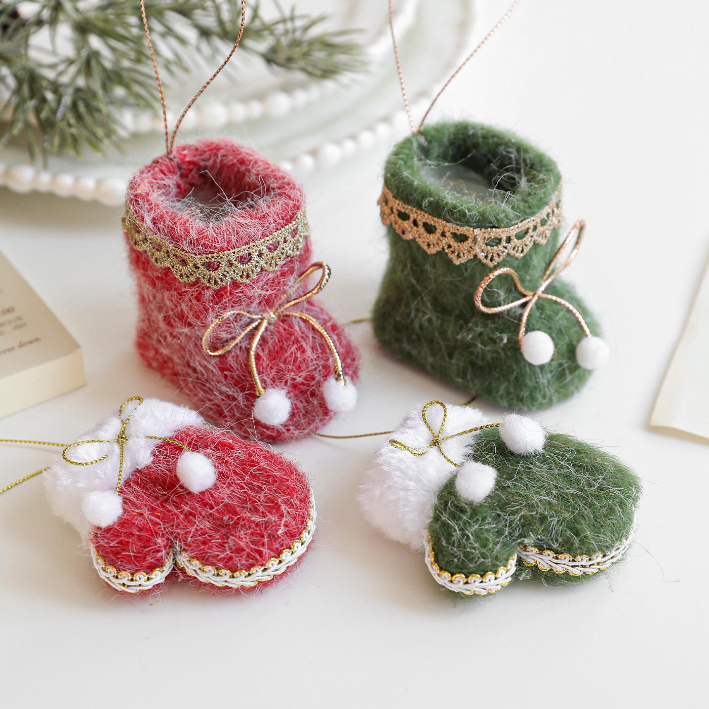 Nuevos colgantes de feltero guantes de tela botas zapatos colgantes de árbol de Navidad decoración pequeña colgantes de adornos