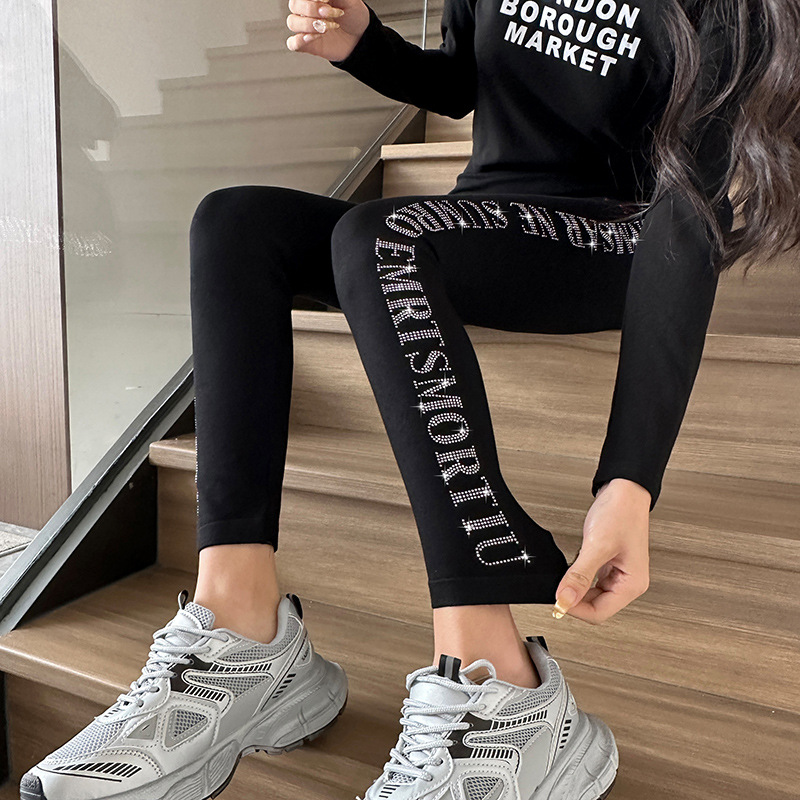 Vêtements pour femmes nouveaux leggings slim et à la mode en forme d'ours en diamant pour femmes pouvant être portés à l'extérieur des leggings en coton modal petits pantalons_voghion.com