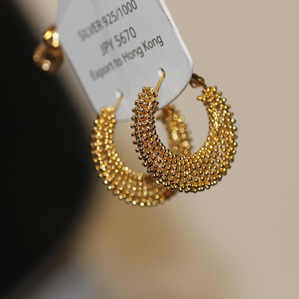 Pendientes geométricos de anillo simple de nuevo estilo transfronterizo de aguja de plata, sentido de diseño, pendientes de lujo simples y ligeros, pendientes de sentido de alta gama de moda al por mayor