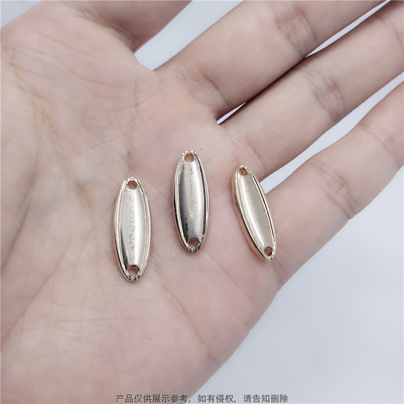 The Elliptical Stitching Mark Can Be Marked with a Laser Logo in the Middle. There Are Two Ears That Can Be Sewn to Hats and Gloves