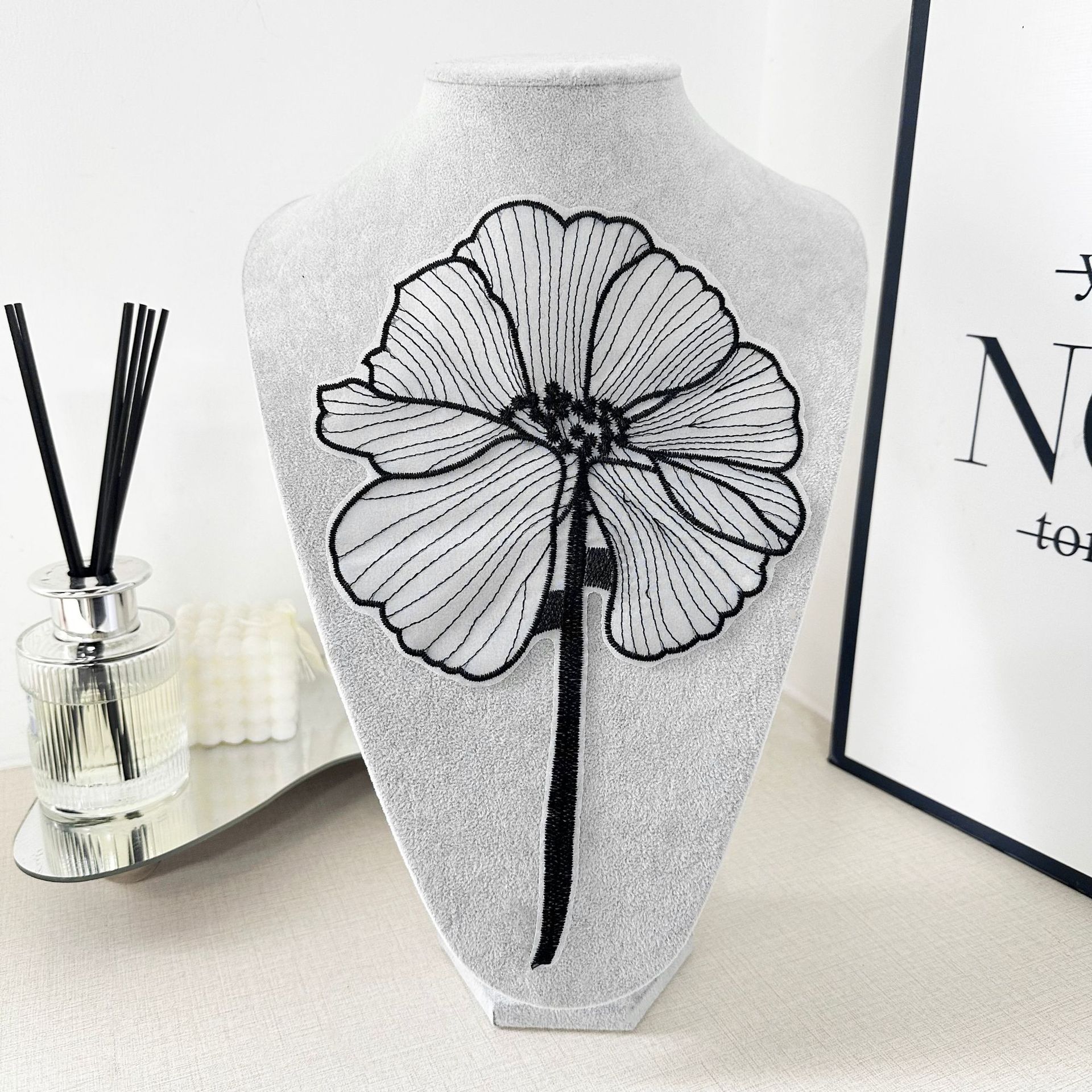 Línea blanca y negra bordada de loto pegatinas de tela Kogan hilo fondo romántico decoración de ropa Zhang Zi punto cosido DIY pegatinas