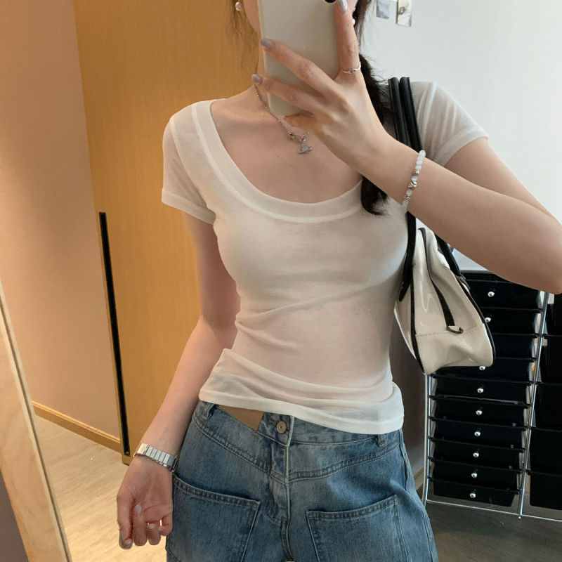 カーキ色の薄いタイプの微透大U襟の肩の半袖のtシャツの女性の2025夏の新型の清純な系のたるみ感の上着|undefined