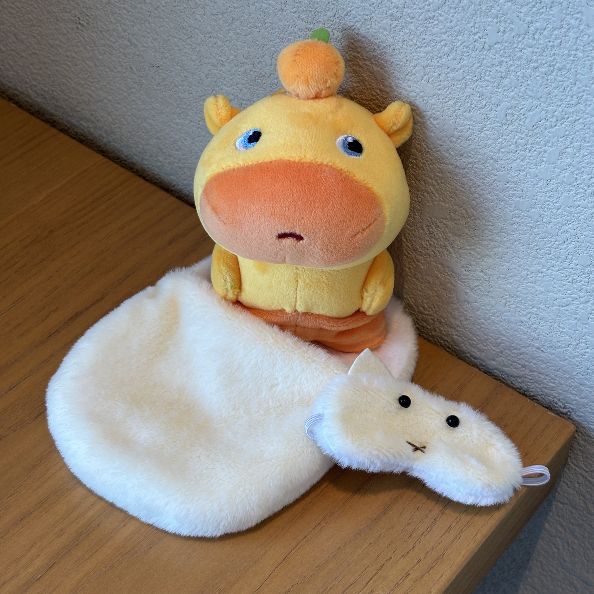 Yellow sleeping bag + eye mask + drag and drag