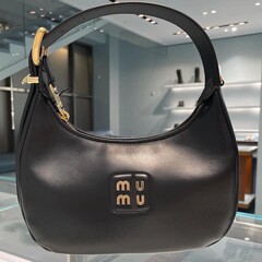 フランスMKレトロ三日月型バッグ レディース 2025年新作 本革 脇下バッグ 多用途 ハンドバッグ ショルダーバッグ 斜めがけバッグ おしゃれ