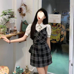 シャツは格子のワンピースの女性の夏の2025新型の流行の大衆の設計の高級感の偽の2つのスカートをつなぎます。