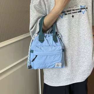 韩版简约轻便抽绳斜挎小包女多巴胺配色日常百搭便携外出手提包