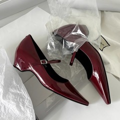本革のフランスの気質の1字のバックルの太さとメアリー珍の女性靴の新型の先の靴の浅い口の通勤のハイヒール