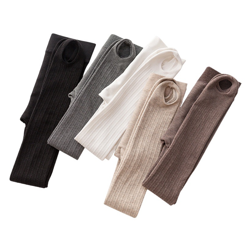 秋冬のベルベット麻花磨毛は子供のパンストの現物卸売りの新しい女の子が保温して足のズボンを踏む