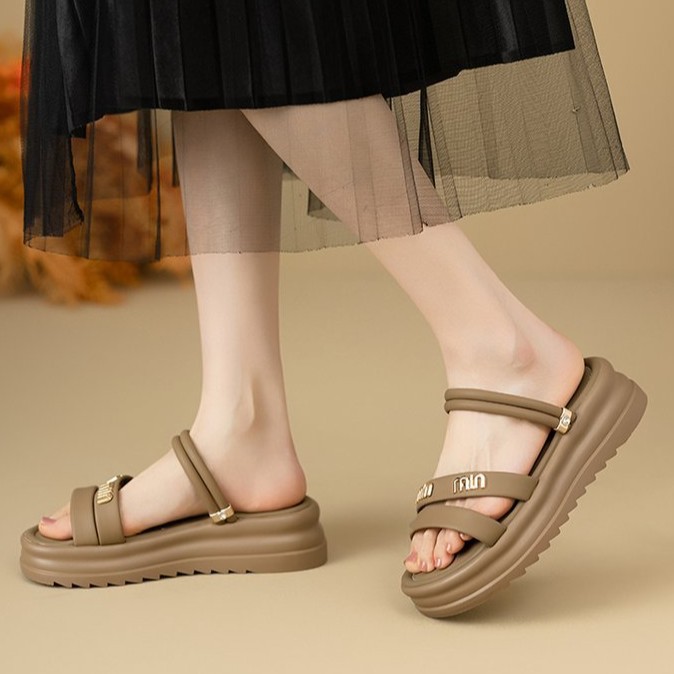 Pantuflas de verano para mujer 2025 nuevas chanclas de suela gruesa moda de moda de dos vestidos zapatos de mujer de playa sandalias y pantuflas de gran tamaño