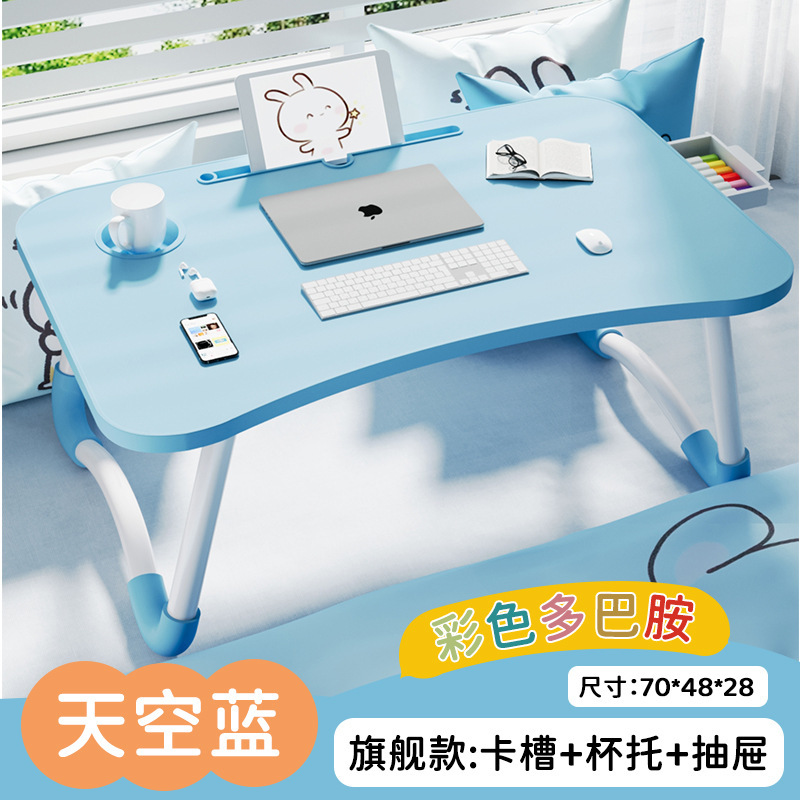 ベッドの上の小さなテーブルは折り畳み式の机があります。|undefined