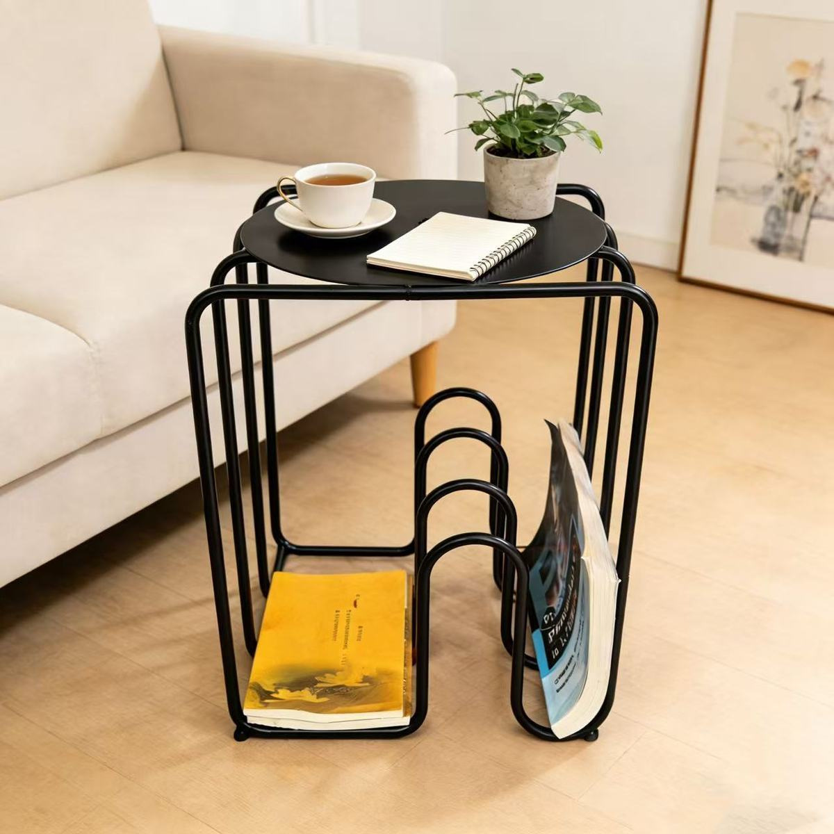 El mismo día, la mesa de té de la sala de estar de la casa de dopamina no ocupa espacio en la cabecera de la cama, estante de hierro forjado, sofá de borde