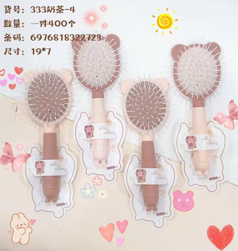 かわいい猫の頭の櫛の女性の気嚢は長い髪を櫛ます。|undefined