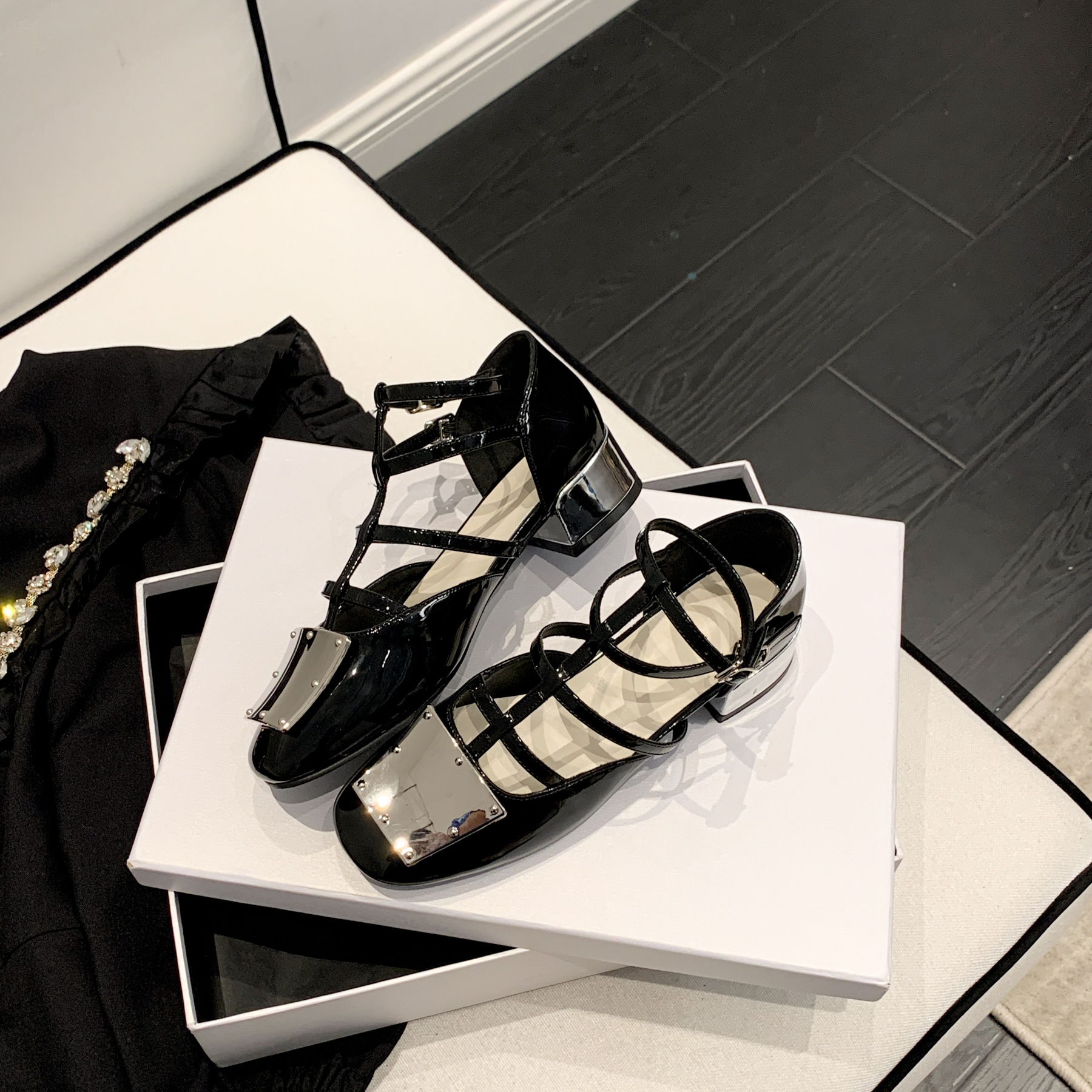 Sandalias de tacón grueso con cordones y punta cuadrada de charol con hebilla metálica de nuevo estilo, sandalias de tacón alto cerradas para mujer de 5 cm image 5