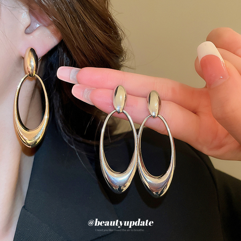 Pendientes colgantes huecos ovalados de viento de metal con aguja de plata Pendientes de moda de lujo ligero para mujer Pendientes de diseño exagerado europeo y americano para mujer