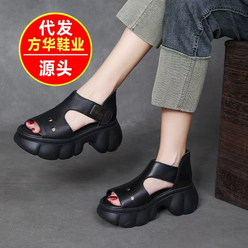 Sandallas romanas de piel suave de dedo abierto para mujeres verano 2026 nuevo muffin hueco con base gruesa versátil de tacones de sandallas de mujer
