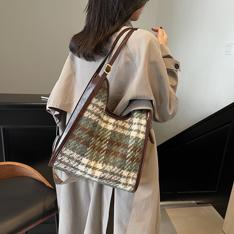 Otoño y invierno coreano tela a cuadros bolso de hombro para mujeres 2025 nuevo estilo retro bolso de cubo portátil bolso de brazo universal
