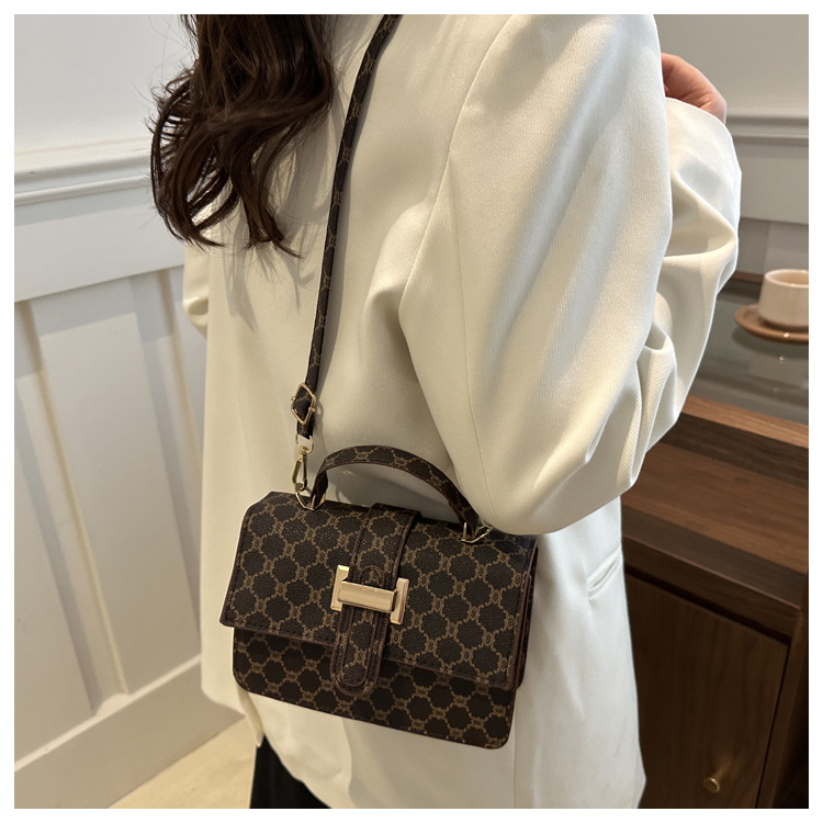 The 2024 new women's bag features a high-end texture, a niche and fashionable style, a retro and versatile small square bag, and a hand-held shoulder crossbody bag undefined