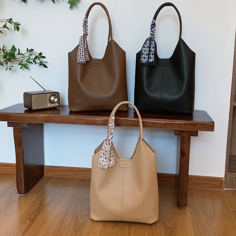 Bolsa de cubo de gran capacidad para mujeres otoño / invierno 2024 nuevo estilo simple bolso de hombro retro de alta calidad bolso de brazo