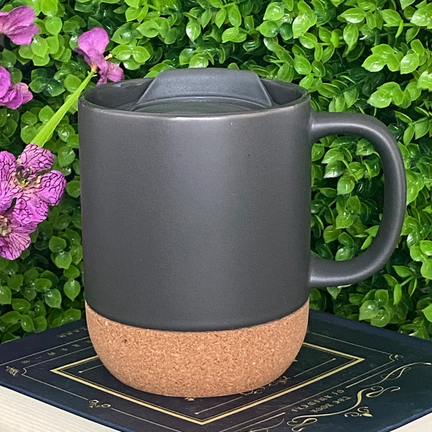 Procesamiento personalizado de tazas y jarras de cerámica con base de corcho multicolor para exportación, se pueden usar como regalos creativos para comercio electrónico transfronterizo con personalización de logotipo.