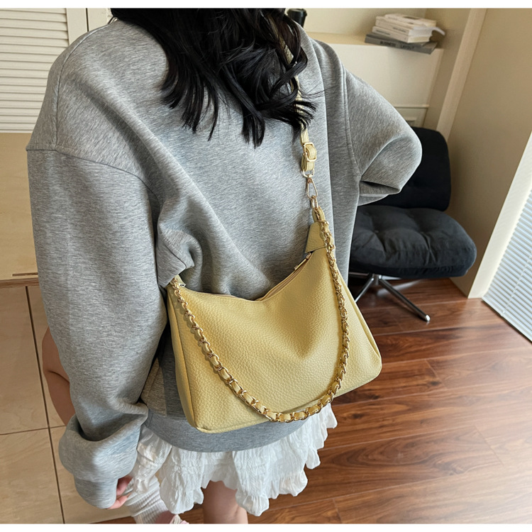 A niche, high-quality, large-capacity chain tote bag for women in the summer of 2025, a versatile and casual crossbody bag for students to commute to school undefined