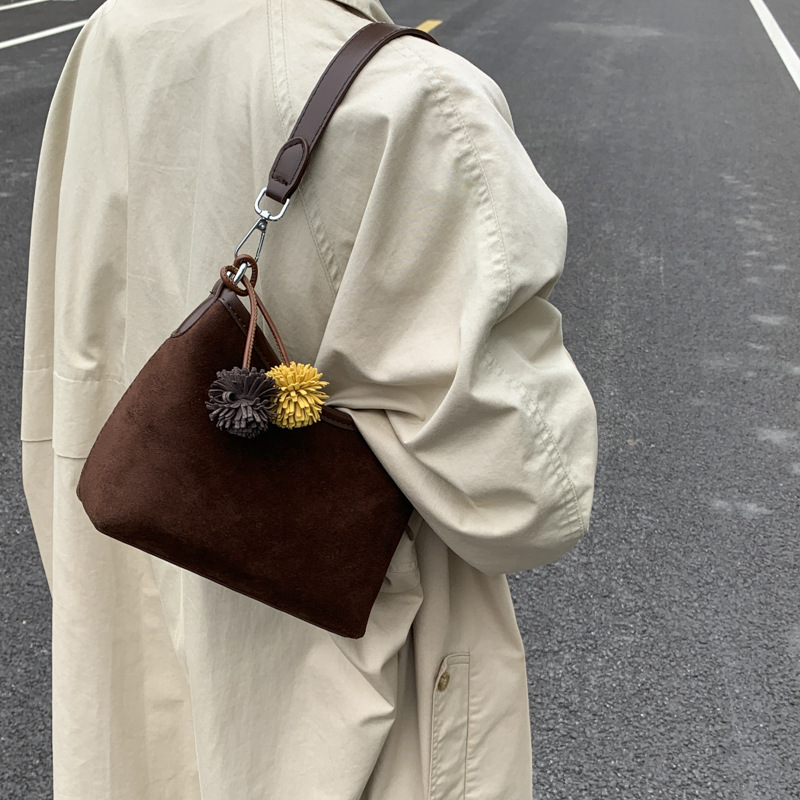 Transfronterizos retro gamuz bolsas portátiles bajo las axilas mujeres 2025 otoño y invierno nueva moda coreana de viaje al trabajo bolsas de hombro inclinadas