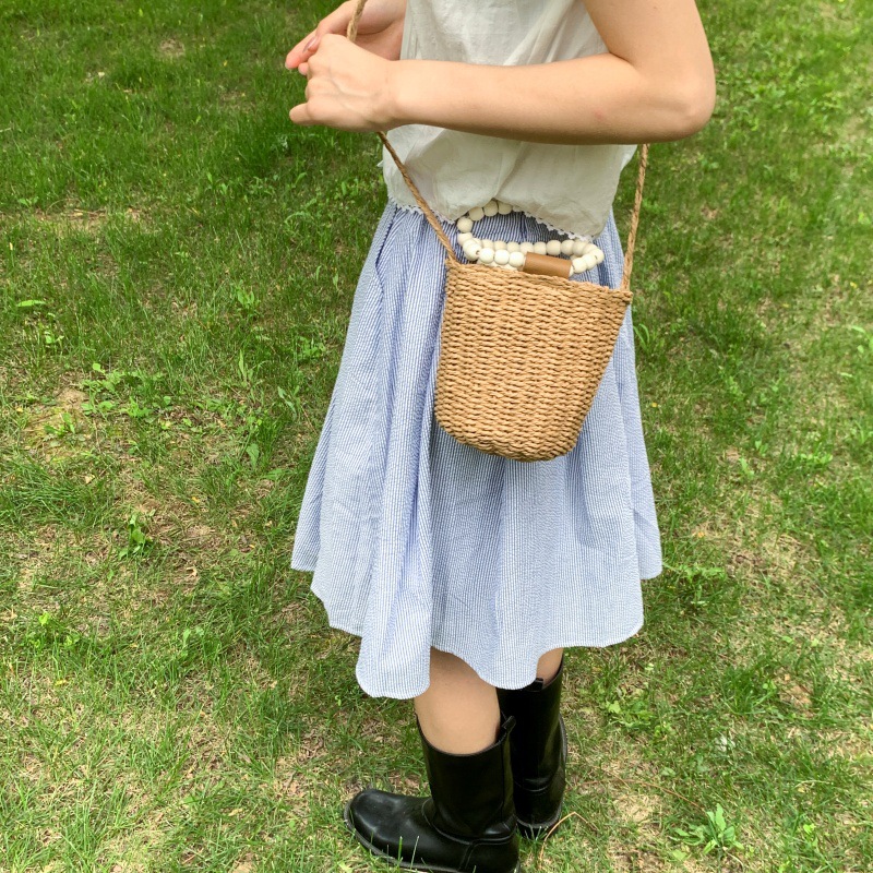 Bolso de cubo de vacaciones junto al mar 2025 nuevo bolso de mujer bolso de hombro de playa tejido de paja mini bolso de mensajero con cuentas