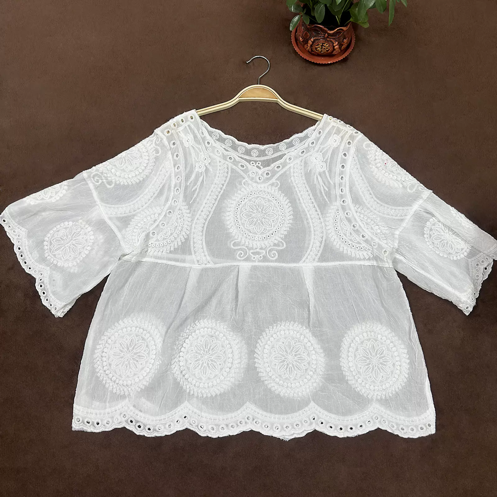 2025秋季v领蝙蝠袖刺绣镂空蕾丝衫上衣女花边下摆潮流森系套头衫