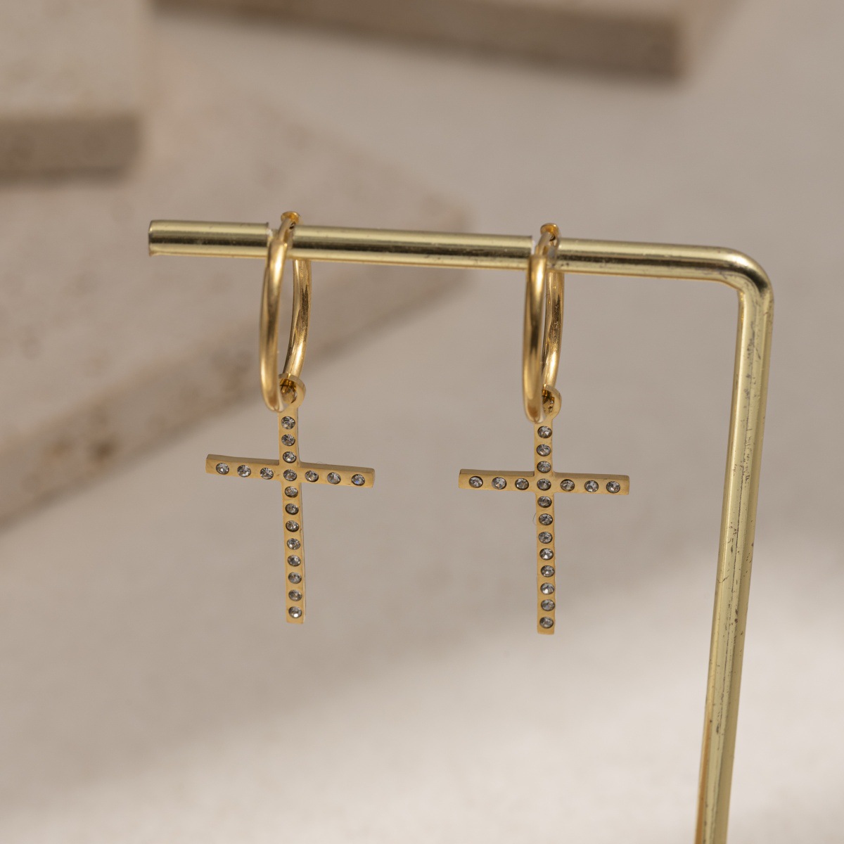 Pendientes de acero inoxidable europeo y americano de Tena Pendientes de cruz de circonio de lujo ligero de alta calidad Pendientes de acero de titanio Mujeres delicadas de nicho