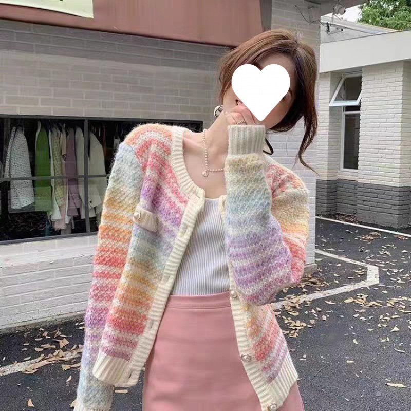 Cardigan de punto para mujeres otoño y invierno con un nuevo tipo de hombre pequeño, un suéter corto a rayas de color image 4