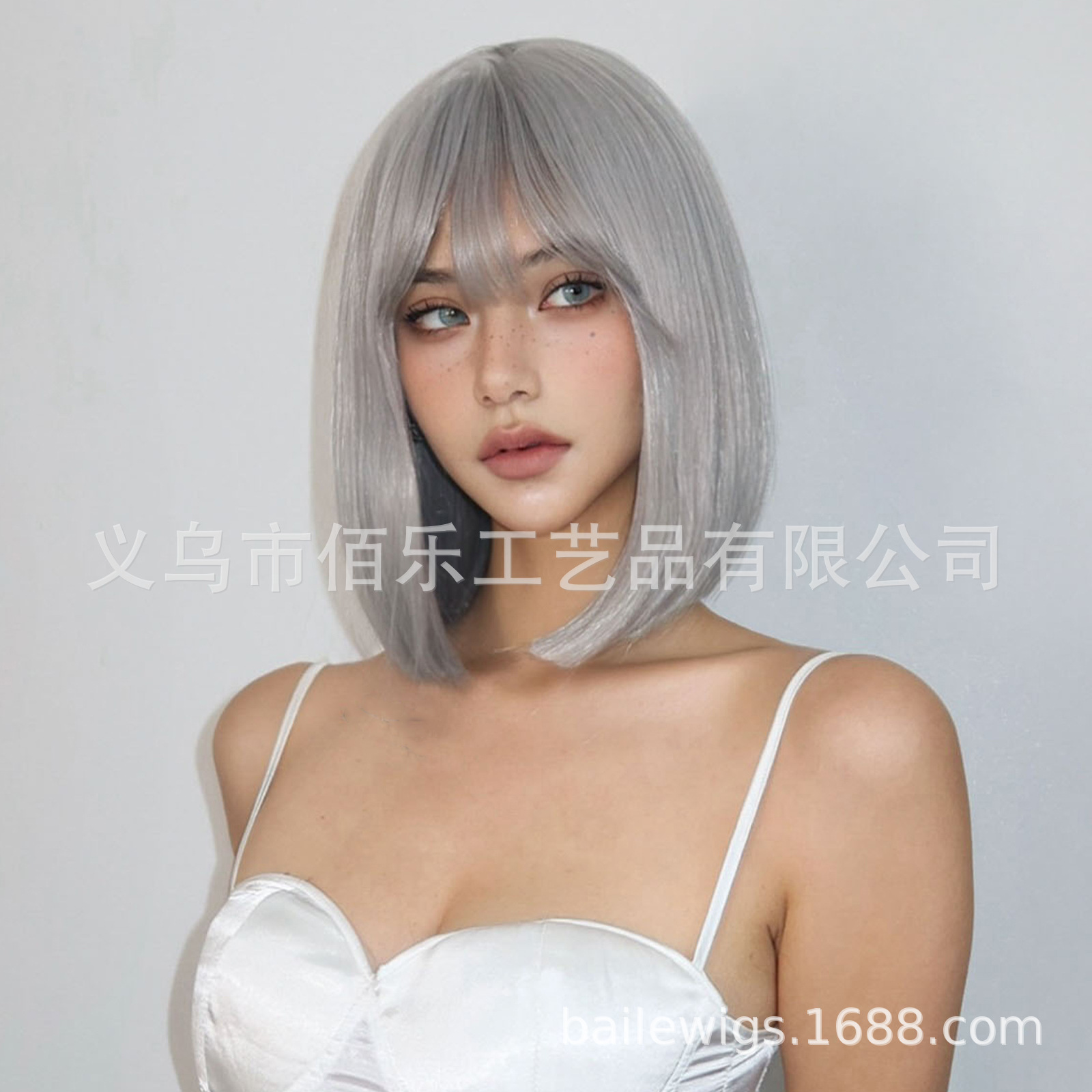 Pelucas europeas y americanas con flequillo, cabello corto liso gris plateado, peluca completa, fabricante de bobos, pelucas al por mayor en stock image 3