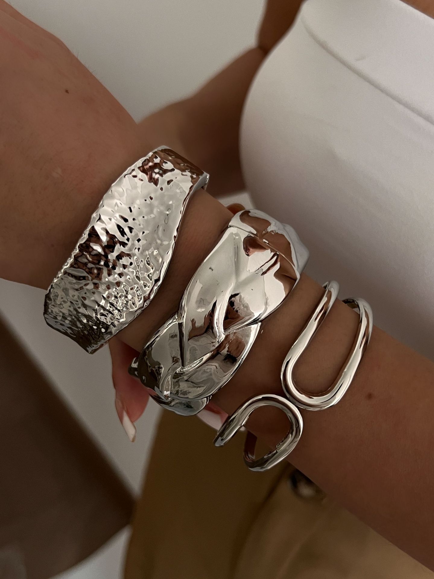 Alloy Material Vintage Style Exaggerated Solid Color Alloy Bangles Wholesale