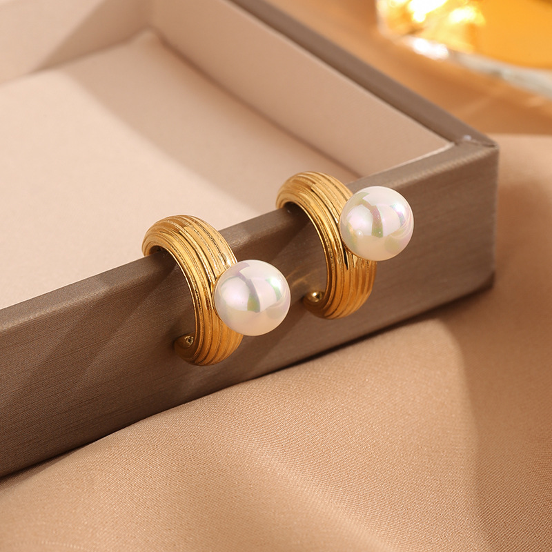 INS estilo francés nuevo 18K chapado en oro vintage hilo en forma de C con incrustaciones de perlas pendientes de acero inoxidable de moda pendientes de todos los partidos