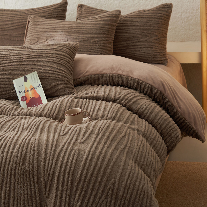 Invierno engrosado de leche de lana de cuatro piezas con lana de coral cálida cubierta de sábanas de flanela cubierta de cama