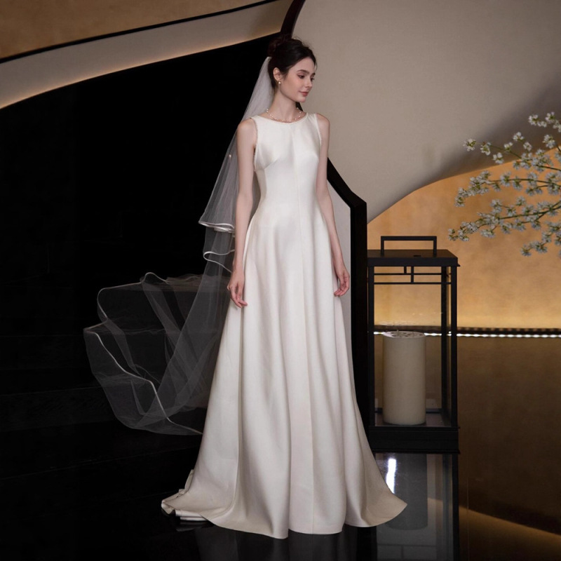 French Satin Light Wedding Dress, Elegant Bride Welcoming Travel Photography, Niche Simple High-End White Dress
