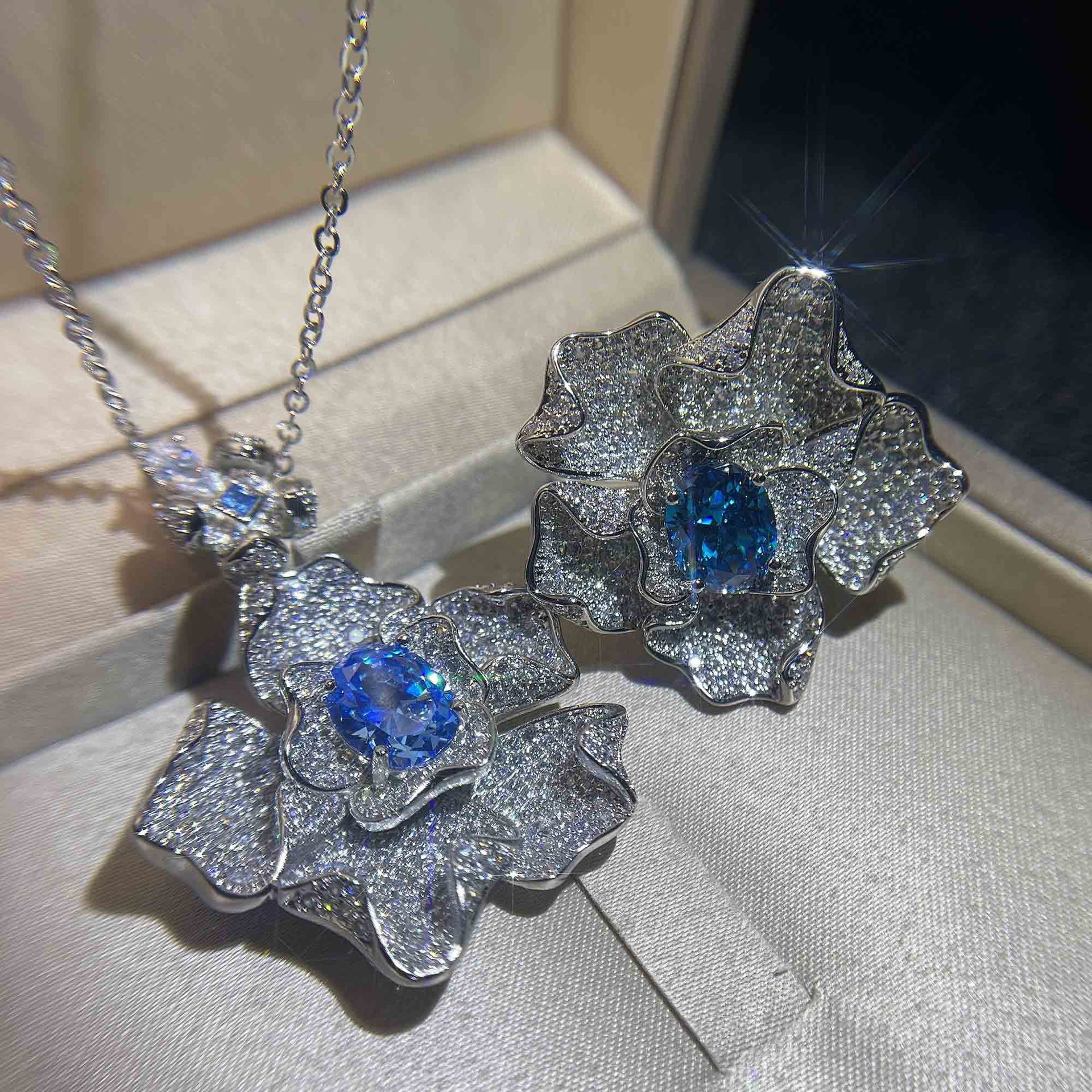 Luxus voller Diamant Aquamarin Schweizer blauer Topas Blume Taubenei Halskette Anhngerpicture4