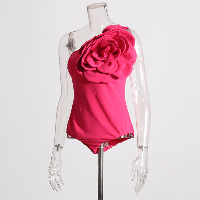 2024 verano nuevo europeo y americano hombro oblicuo diseño tridimensional flor costura sin mangas color sólido mono sexy moda ropa de mujer