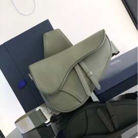 D奥24新款男士粒面牛皮翻盖开合牛皮革斜挎马鞍包胸包图片实拍