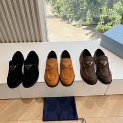 高定版の三角マークはウールの靴を踏んでいます。