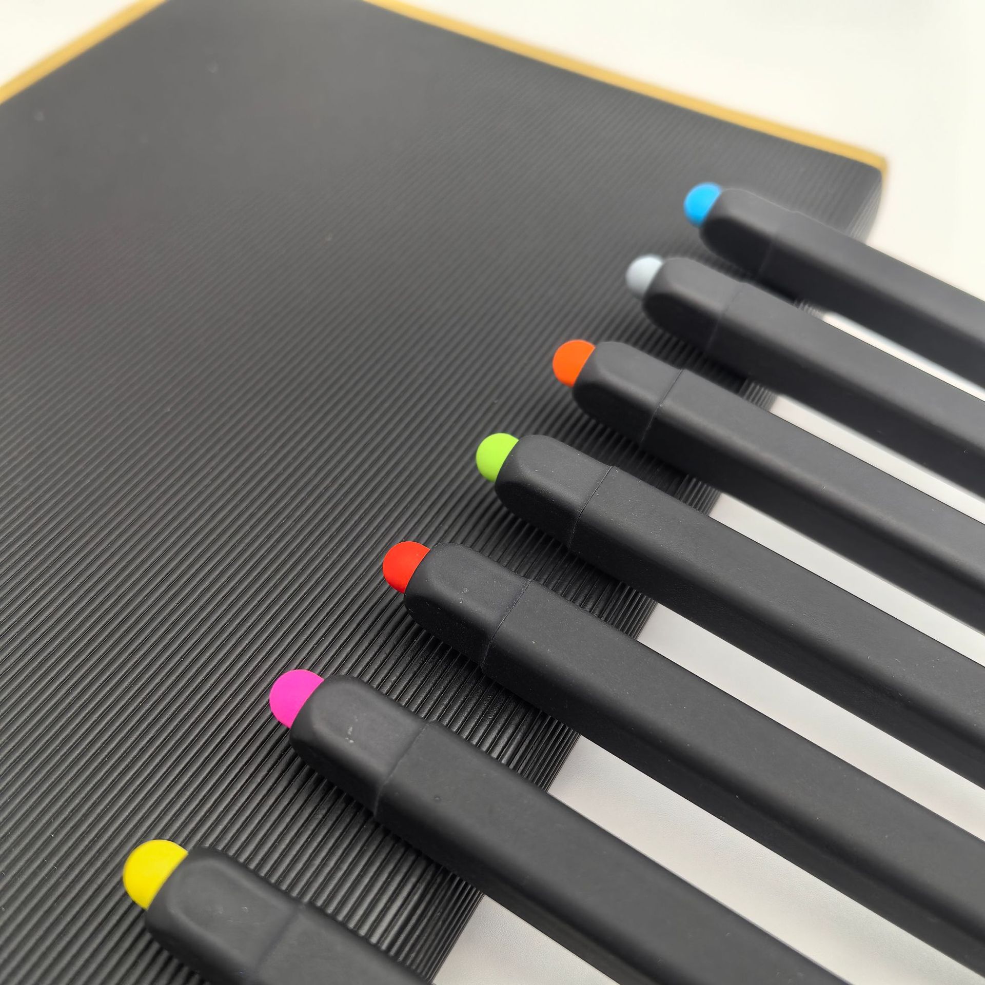 Comercio sin bolígrafo bolígrafo de plástico publicitario cuadrado lápiz táctil se puede personalizar color pulverización bolígrafo cuadrado al por mayor